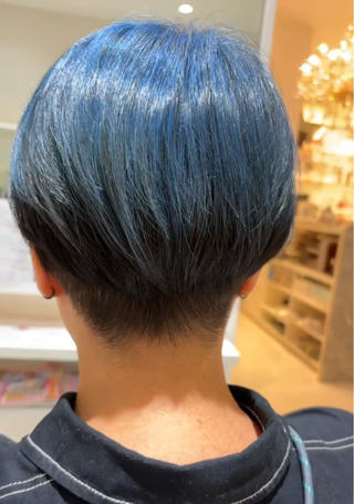 アンブレラカラー、、マッシュ

トップだけのブリーチが必要なメニューになります
トップだけ変えることで派手でも自然に馴染むかわいいスタイルになります 