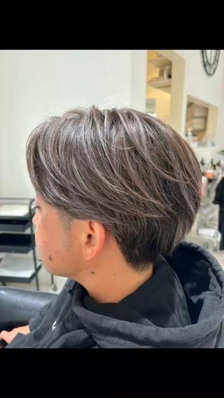 ブリーチが必要なメニューになります

ハンサムマッシュ、ハイライトシルバー 