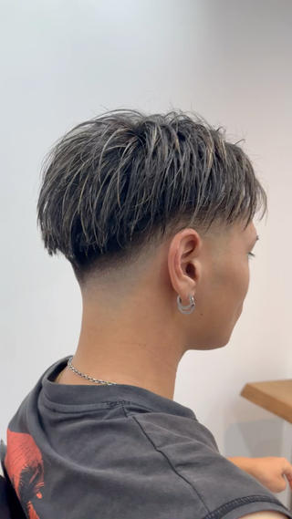 ホワイトメッシュ×毛流れフェード 