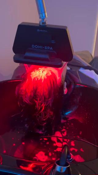 アンフレールのヘッドスパにはプラスメニューで
話題の「頭身浴」がございます！！
韓国から輸入したDOHISPA と言う機械を使っていきます。
お湯を生え際ギリギリに流しじんわりと温めた状態でマッサージをしていきます。
※赤いライトは赤外線で育毛効果抜群です☆
ぜひお試しください！！
#ヘッドスパ#頭身浴 
