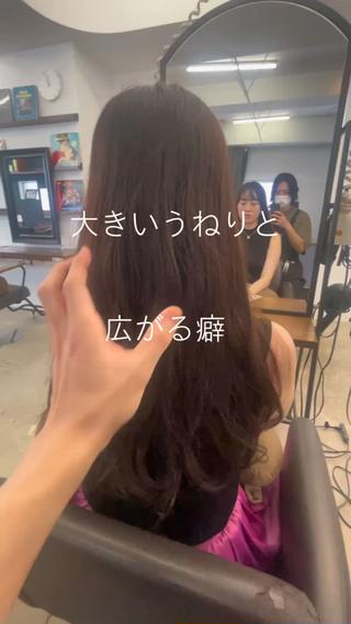 日本人の8割の方は癖毛です。いくらケアしても艶が出ない方や広がる方は癖毛が原因です。縮毛矯正で根本の癖を取ることで艶のある柔らかい髪に作り直すことが出ます！

僕の縮毛矯正では薬剤を髪のダメージレベルによって細かく塗り分けをすることによってピンとなりすぎない、柔らかい縮毛矯正が出来ます！
かけた後も今まで通り普通に巻いて頂いて大丈夫です！

こんな方にオススメ↓

・髪の表面のパヤパヤした毛が気になる
・うねりが気になる方
・くせが強い方
・湿気で広がる方
・年齢とともに髪質が変わった
・硬くてゴワゴワする
・トリートメントをしていても効果を感じたことがない方
・縮毛矯正で失敗したくない方 