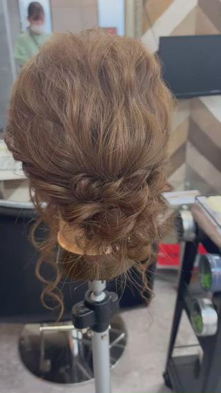 ❁⃘緩めアップスタイル❁⃘

後れ毛アリのカッチリし過ぎない柔らかい質感のアップスタイル
ふんわり抜け感のある今風のヘアセット

結婚式やパーティーなどのヘアセットはLAGUZまで

早朝メニューも対応しておりますので
わからない場合お気軽にお問い合わせください 