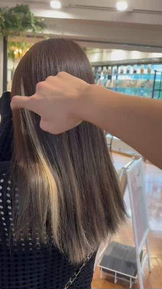 インナーをブリーチすることでいつもと違ったヘアカラーに！
耳にかけることでまた違った印象になります！
表面は透明感グレージュで大人な印象に。 