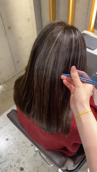 細かく沢山ハイライトを入れることにより派手になりすぎずしっかり目立つデザインになります 