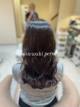 セミロング パーマ Ｈａｉｒ’ｓ Ｇａｌｌeｒｙ所属・コテ巻きパーマ 阪上 沙織のヘアスタイル