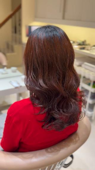 ロング パーマ Ｈａｉｒ’ｓ Ｇａｌｌeｒｙ所属・コテ巻きパーマ 阪上 沙織のヘアスタイル