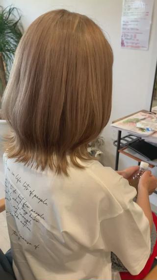 今回はブリーチリタッチでベージュにしています 