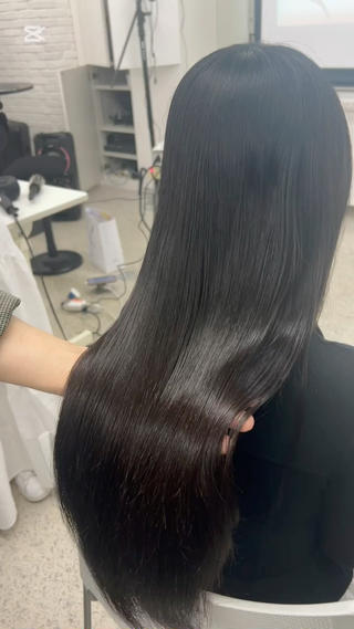 【 女の子の憧れ艶髪ロング𝑺𝒕𝒚𝒍𝒆⸝⸝⸝♡︎】
誰もが憧れるツヤツヤロングが簡単にセットできるかも？！
アイロンを当ててオイルを付けるだけで、
こんなにつやつやになることが出来ます

内側からのトリートメントケア等もございますので、
お気軽にご相談ください 