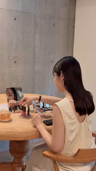 多くのお客様にご好評いただいている
人気のステップが「似合うコスメのご提案」です
診断結果に基づいた
肌なじみ・透明感・血色感がぐんと高まる
“おすすめのコスメ”を丁寧にご紹介します。
普段のメイクでは選ばないような色や
質感との出会いもあり「これ買います!」
というお声も続出
さらにメイクレクチャー付きのプランでは
“似合うコスメ”を実際にお顔にのせて
フィットするメイクのコツを実践的にお伝え
色の力をまとった自分に出会う、特別な時間です。