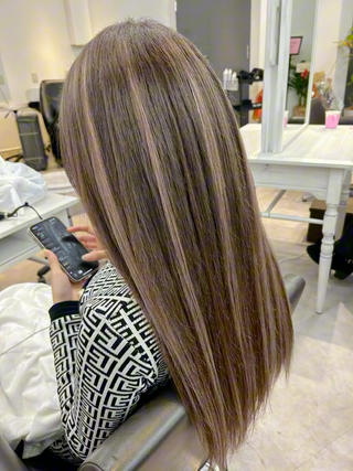 僕にしかできないバレイヤージュエクステ】 地毛はブリーチせずに ベースカラーを根元 暗めにカラーします その後、ハイトーンのエクステで デザインを入れていきます根元が暗めなので 根元が伸びてきてもプリンが気になりにくいのでオススメです(^^)
Instagram→@hirotoshimotumaにて 事前に質問したいことなどございましたら DMで質問可能です(^^) ♪エクステ#シールエクステ#シールエクステハイライト#バレイヤージュ#シールエクステ難波#大阪シールエクステ#バレイヤージュカラー #バレイヤージュ心斎橋 