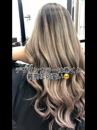 【僕にしかできないバレイヤージュエクステ】 地毛はブリーチせずに ベースカラーを根元 暗めにカラーします その後、ハイトーンのエクステで デザインを入れていきます根元が暗めなので 根元が伸びてきてもプリンが気になりにくいのでオススメです(^^)
Instagram→@hirotoshimotumaにて 事前に質問したいことなどございましたら DMで質問可能です(^^) ♪エクステ#シールエクステ#シールエクステハイライト#バレイヤージュ#シールエクステ難波#大阪シールエクステ#バレイヤージュカラー #バレイヤージュ心斎橋 