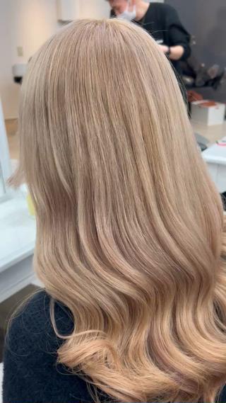 ケアダブルカラーでハイトーンブロンドブリーチは誰に任せるかで仕上がりや その後の髪の艶、傷み具合が大きく変わります ご要望やプランに合わせて一緒に計画を立てて 美しいハイトーンを作っていきたいです
Instagram→@hirotoshimotumaにて 事前に質問したいことなどございましたら DMで質問可能です(^^) ♪エクステ#シールエクステ#シールエクステハイライト#バレイヤージュ#シールエクステ難波#大阪シールエクステ#バレイヤージュカラー #バレイヤージュ心斎橋#ダブルカラー#ダブルカラー難波#ハイトーンカラー#ハイトーンカラー難波 