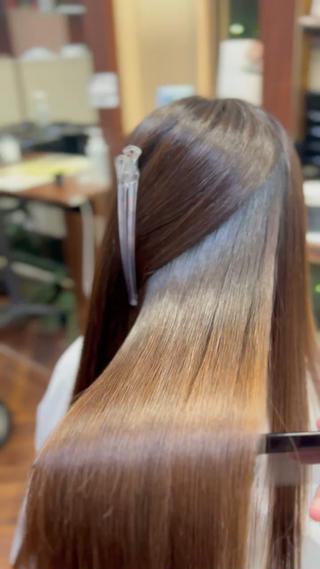 内側からスパッと癖が取れると
均一な艶が出る＆頭が小さく見えます 