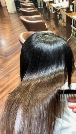 『手で乾かしたのみ』でこのツヤと柔らかさを
出せるのは　"縮毛矯正"だけ

ヘアスタイルや癖の強さによりますが
半年後伸びてきた部分のみリタッチすれば

最低限のダメージで、コスパ良く綺麗に繋げます
後は大事に育てるのみ

一緒に美髪目指してみませんか？ 