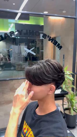 【メンズニュアンスパーマ】
ナチュラルだけどしっかりキマる、今人気のニュアンスパーマ直毛で動きが出にくい方や、朝のセットを時短したい方におすすめですゆるくかけたパーマで柔らかい動きと束感をプラスし、ラフだけど清潔感のある大人スタイルにドライだけでも形がつきやすく、ワックスを揉み込むだけで簡単にサロン仕上がり程よい抜け感と立体感で、オンオフどちらもかっこよく決まります