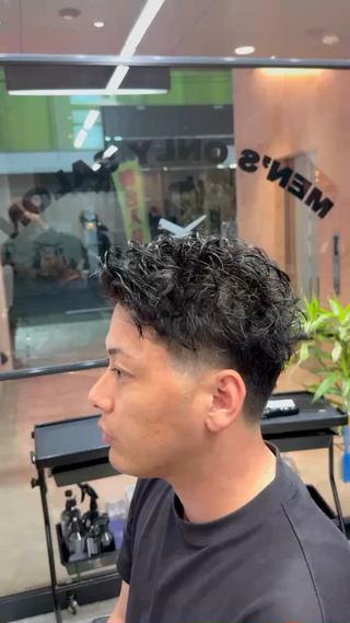 ️テーパーフェード×スパイキーショート️
王道の束感×フェードで男らしさMAX
サイドはグラデーションで締めて、トップは立ち上げスパイキーで動きとボリュームをしっかりキープ どの角度から見てもキマるシルエットで、清潔感とストリート感の両立を実現
スタイリング次第で爽やかにも攻めにも振れる万能モテショート 一瞬で垢抜けたい人におすすめ
#テーパーフェード #スパイキーショート #メンズカット #フェードスタイル #束感ヘア