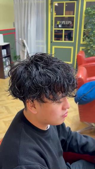 緩めシャドウパーマ
外ハネと内巻きをMIXして無造作感を演出してます！ 