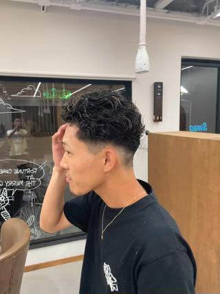 極道パーマ
短くても出来るパーマ
8cmあれば当てれます！

落ちた後も降ろしてセットすればスペインカールに

ぜひメンズパーマお任せください！
ご予約お待ちしてます！ 