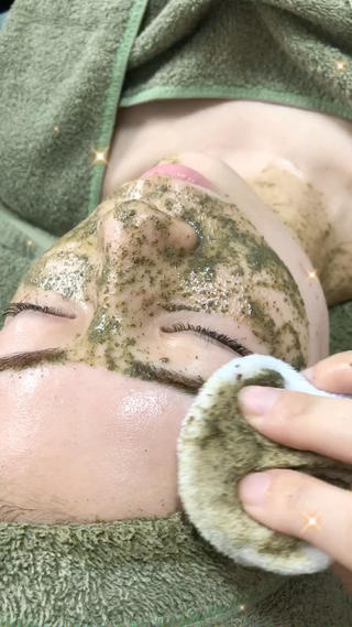 厳選された国産ハーブでターンオーバーを促進

剥離なしでお肌を根底から育てます
剥けない、痛くない、ダウンタイムなしの最先端ハーブピーリング 