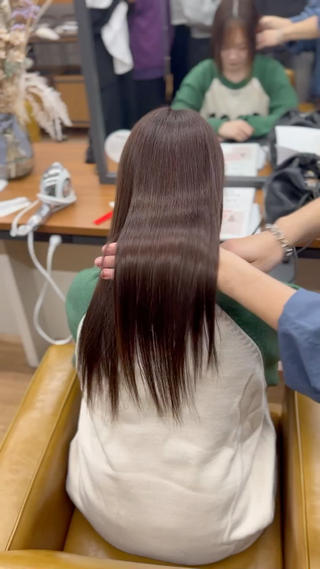 多重カラー履歴+インナーカラーのダメージ毛への縮毛矯正️
履歴が重なっているけど艶感が欲しい…といった方も是非1度ご相談ください！ 