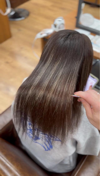 定期的なカラー、他店でのストレート履歴、ハイライト履歴など複雑な履歴にも、薬剤を細かく分けてアプローチすることで艶感をここまでアップさせることができます！

髪質、ダメージ等で艶髪を諦めてしまいそうな方も是非1度、僕にご相談ください！ 