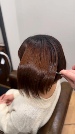 ストレートって毛先が真っ直ぐになるのが嫌だから、ボブで艶感とかまとまりが欲しいけどかけるの辞めようかな…

そう迷われている方！
僕の縮毛矯正は曲げられます

薬剤の加減を絶妙なバランスで調整してあければ、癖を残さず丸みを付けたストレートをかけることが出来ます

今までのストレートの常識を覆す体験をお届けできます 