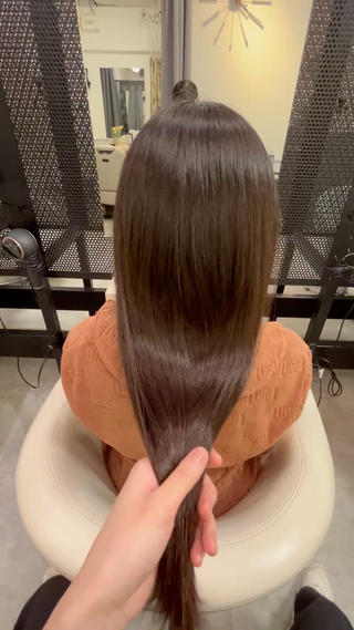 ハンドドライでここまでツヤツヤなストレートにできます。しっかり薬剤を理解しているからこそ、このダメージの少なさとツヤ感を出せます。日々のアイロンの手間を減らすために縮毛お任せください 