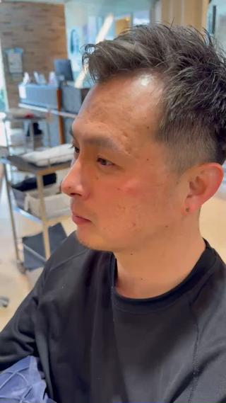 メンズハイライトメッシュを全体に施し、そのあとグレイアッシュをオンすることで派手すぎないイケオジスタイルの完成です。ハイライトキャップで施術するので時間もそこまでかからずに仕上げれます！
 