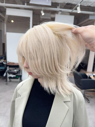 ホワイト系カラーはブリーチ回数が2〜３回必要です。
目安時間はブリーチ1回を想定しているので、目安時間よりも長くなるのでご注意方ください！ 