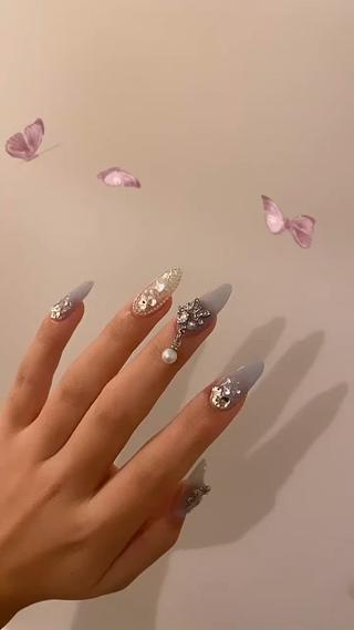 ライトブルーの透け感が可愛いきらきらネイルです！
有料パーツがついています♡*゜ 