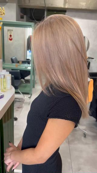 ロング ミルクティーベージュ outaのヘアスタイル