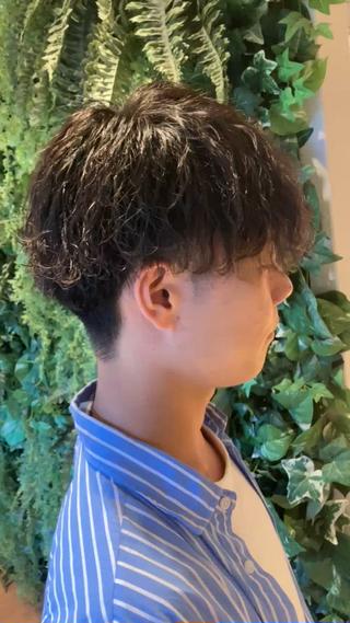 自然な動きと束感が魅力のメンズパーマスタイル。ほどよいカール感で重たくなりすぎず、清潔感とラフさを両立。トップにボリュームを出しつつサイドと襟足をスッキリ締めることで、バランスの良いシルエットに。スタイリングも簡単で、朝のセット時間を短縮できる人気のパーマです。 