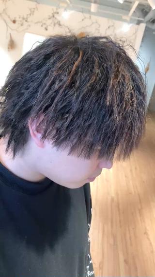 メンズカット＋イナズマツイストパーマ️

ツイスト特有の無造作感にパイル状の柔らかい動きをプラスしたパーマ。

程よい束感と立体感が出るのが特徴で、スタイリング次第でラフにも大人っぽくも仕上がります。

根元から動きが出るので、直毛で動きが出にくい方や、ボリュームが欲しい方にも◎。

セットはワックスを揉み込むだけで簡単なので、朝のスタイリングを楽にしたい方、ノーセットでも雰囲気を出したい方に特にオススメです。 