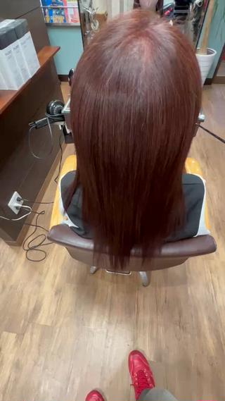 カット＋髪質改善カラーです

栄養補給しながら塗り分け、ダメージを最小限に抑えております

50代の方にも大変人気のメニューです^ ^

髪質改善専門店での勤務履歴もありますのでご相談下さいませ 