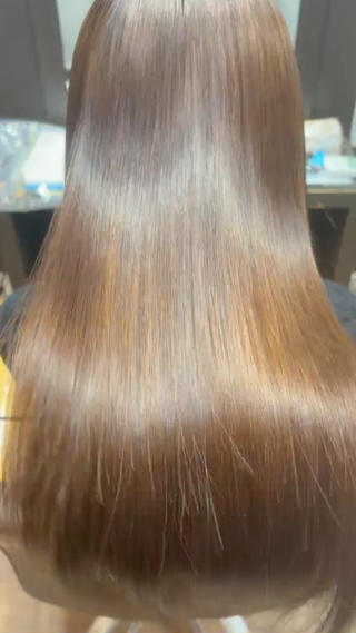 カット＋美髪縮毛矯正です
ブリーチも重なっているかなりの複雑履歴のお客様です。

 縮毛矯正がおすすめな人
•朝のスタイリング時間を短くしたい
•クセ毛・うねり・広がりが強い
•雨の日や湿気で髪が膨らみやすい
•ボリュームが出すぎてまとまらない
•毎日アイロンを使っている
•前髪のうねりが気になる
•表面のパヤ毛が多い
•ツヤを出したい
•髪をサラサラにしたい
•ストレートヘアを長期間キープしたい
•ブローが苦手
•髪型がすぐ崩れる
•髪のクセでシルエットが決まらない

髪質改善勤務履歴有で特化しているので他店でお断りされた方も是非ご相談下さいませ︎ 