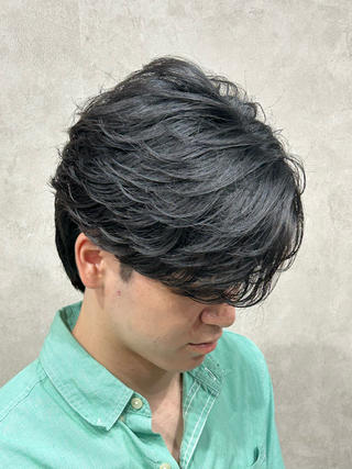 センターパート×フェザーパーマ 