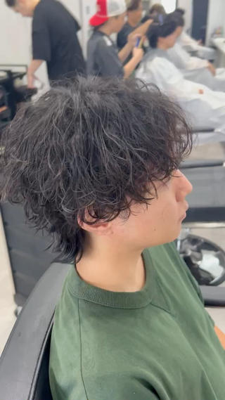 無属性ツイスパマッシュウルフ

スタイルのポイント

 無造作に動くツイストスパイラルパーマで、ラフさと男らしさを両立。
 襟足を残したウルフベースで、横顔までかっこよくキマる。
 スタイリング剤を揉み込むだけで雰囲気が出るので、朝のセットもラクチン！

⸻

おすすめしたい方

・朝のスタイリングを楽にしたい方
・パーマで一気に雰囲気を変えたい方
・トレンド感のあるウルフヘアに挑戦したい方

⸻

 「伸びてきても扱いやすい」「ラフに決まる」のがこのスタイルの最大の魅力です。 