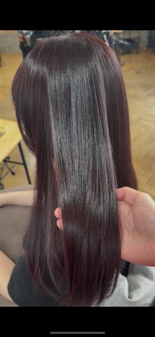 カラー剤に混ぜて使う
今大人気の髪質改善トリートメントです!!

ダメージを受けてスカスカになった髪内部に補修成分が入り込んで、隙間をｷﾞｭｯと埋めてくれます!!

さらさらふわふわで柔らかい、
baby質感が手に入ります…‪‪*.+ﾟ


STEP1はカラー剤に混ぜて使い、
STEP2はシャンプー後、通常のトリートメントと同じタイミングで使用するため追加でお時間をいただく必要がなく、忙しいけどかわいくなりたい皆様にぜひお試しいただきたいです!!

※髪質改善トリートメント単品での施術も歓迎です!!*.+ﾟ 