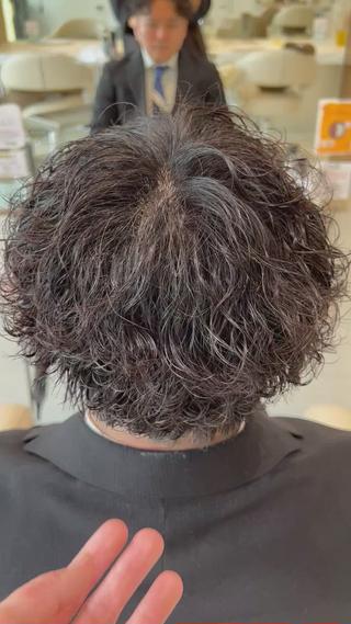 スーツにも似合う波巻きパーマ 