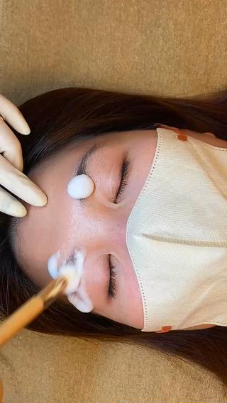 眉についた余分な油脂やメイクを落とします、骨格筋肉やご希望などをお伺いして眉のデザインをします。Wax脱毛をしてティントで肌に着色します。アフターケアで1〜2週間維持（個人差あり） 