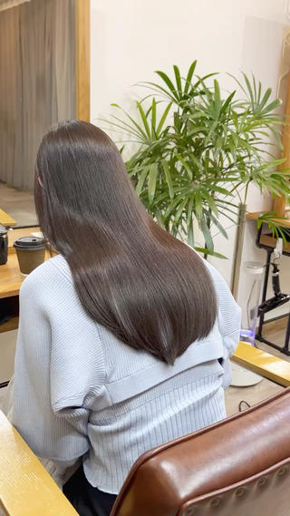 【髪の整形】
縮毛矯正より圧倒的に自然
トリートメントよりも驚きの効果
「地毛が元々綺麗な髪質」のような質感を目指しています。
・
天衣無縫のPremium髪質改善は、
お客様の髪を診てから数種類の薬剤を調合します。
複合的な髪質に対応するために、癖の強弱や乾燥の度合いに合わせて数種類の薬剤を塗り分けます。
・
くせ、乾燥、広がりなど様々な悩みを抱えてる方、お待ちしております。
#天衣無縫 #Premium髪質改善 #髪質改善