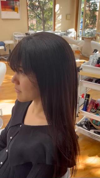 ストレートパーマカット髪質改善トリートメント
ストレートパーマを定期的にされているお客様なので、今回は広がりの原因となっている根元のみストレートの施術をしました。髪質改善トリートメントをする事で毛先まで艶のある仕上がりに
毛先の傷みをとり、軽さをだすレイヤーとイメチェンで前髪をカット
とてもお似合いでした 