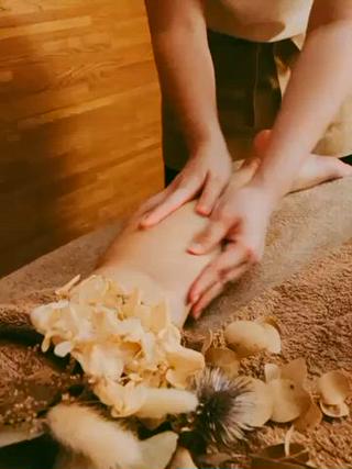 老舗ホテルエステ直伝のリンパマッサージ！
よもぎ蒸しでしっかり温まった身体は、血流が良くなり、
老廃物が流れやすくなります。
身体が重いな〜、ずっと浮腫んでいる気がする。体脂肪が気になる。という方はぜひお試しください 