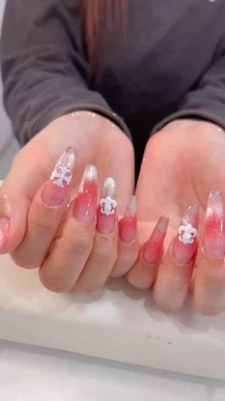 ハードジェルでの長さ出しに、
ちゅるんとしたチークネイルに、
マグネットグラデーション
人気のクロムパーツも付けて激カワ 