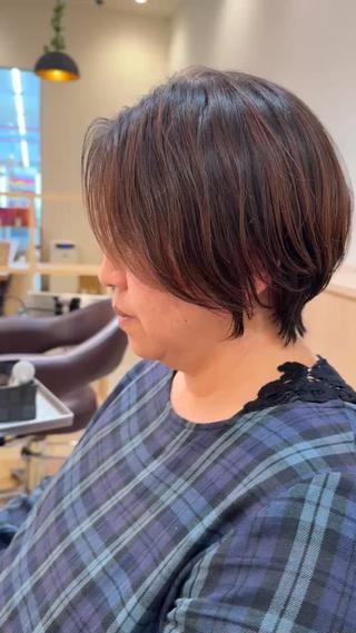 今回のスタイルは、髪のうねりや動きを“隠す”のではなく、
自然な丸みとして活かすカットに。
毛流れを見ながら、膨らみやすい部分は軽く、
ボリュームが欲しいところはしっかり残すことで、
乾かすだけで形が決まるように仕上げています。
 