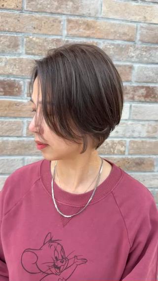 ショートにしたいけど、
自分に似合う形が分からない…という方へ。

骨格や髪質、首の長さを見ながら、
似合う長さと丸みのバランスを見極めてカットしています。

初めてでも挑戦しやすい“似合わせショート”です。
#ショート #ショートカット #ショートヘア #ショートボブ 