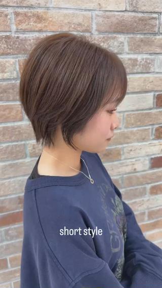 バックに丸みがありつつ締まりがあることで首長効果が出ます！また、顔まわりをお顔に合わせてカットすることで大きく見えずに逆に小顔に見えます！
カラーはマット系で落ち着きのある雰囲気を出せます！ 