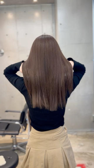 ブリーチでダメージした髪の毛も、メテオカラーと内部補修トリートメントのmixで、ツヤサラに仕上がりました
艶々を見せたい時はストレートでお仕上げ 