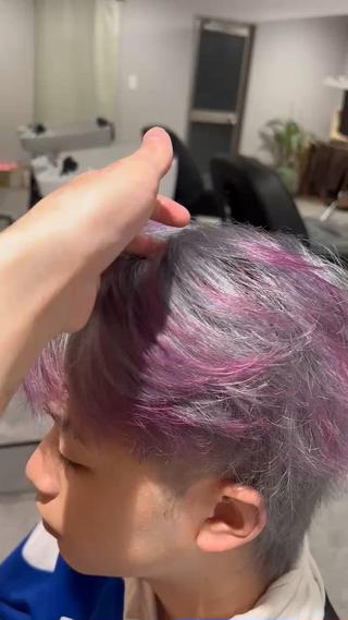 ブリーチリタッチ＋デザインカラーになります！

頭皮にブリーチつけたくない方は頭皮から2~3ミリ開けてブリーチを塗るようにしておりますので全く痛くないよう最善を尽くしております！
 