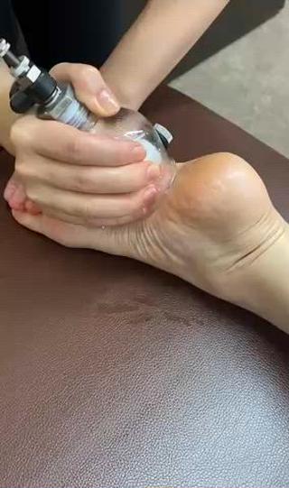 脚が疲れてるみなさ〜ん

足の裏のケアで嘘のように
軽くなってスキップして帰られるお客様もみえました♪

足裏ケアはリラックス効果も高く
ぐっすり眠れる体にも◎

文句ひとつ言わず、今日も私を支えてくれているのが
“足の裏”ですね！

がんばる足裏、ちゃんと労わってあげてますか？
“ケア”って自分を大切にするってこと♡ 